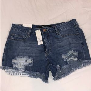 Jeans shorts with embroidered pocket